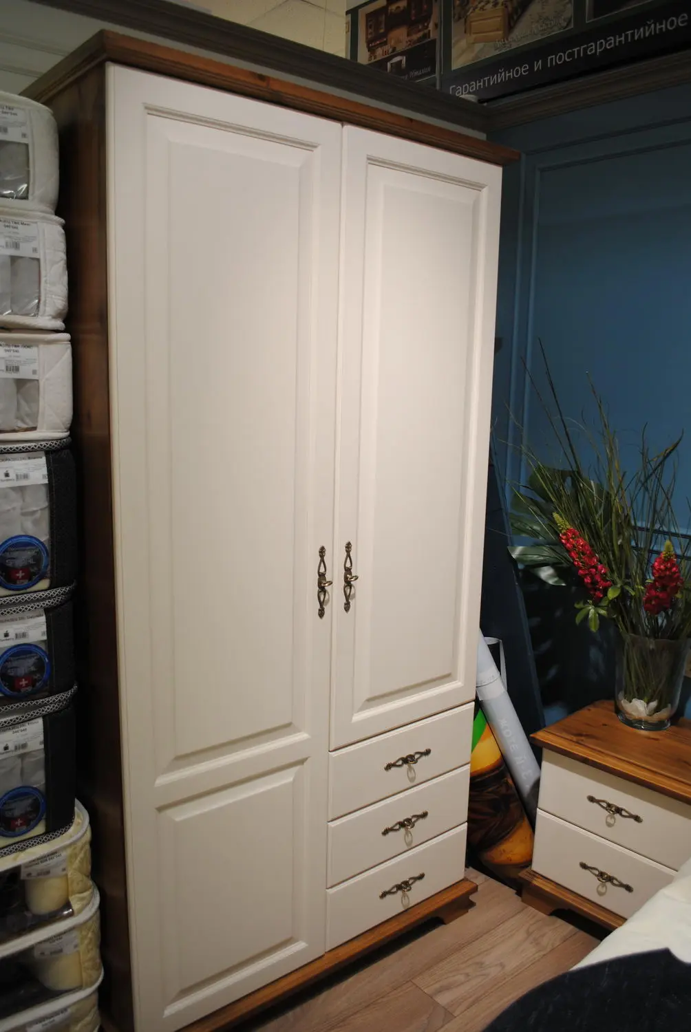 Шкаф белый с 3 ящиками Брусно 2-створчатый с ящиками слева 3.24.01