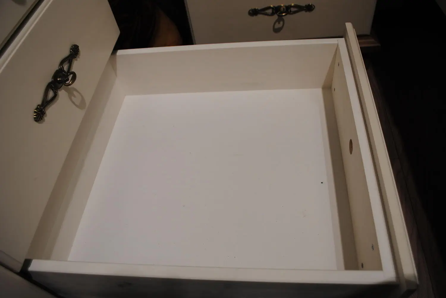 Шкаф белый с 3 ящиками Брусно 2-створчатый с ящиками слева 3.24.01