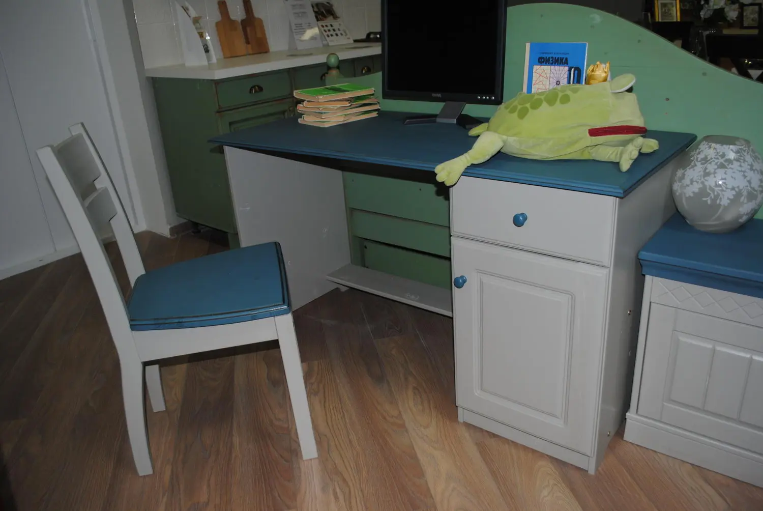 Стол Классик письменный с тумбой справа 1300*580*750