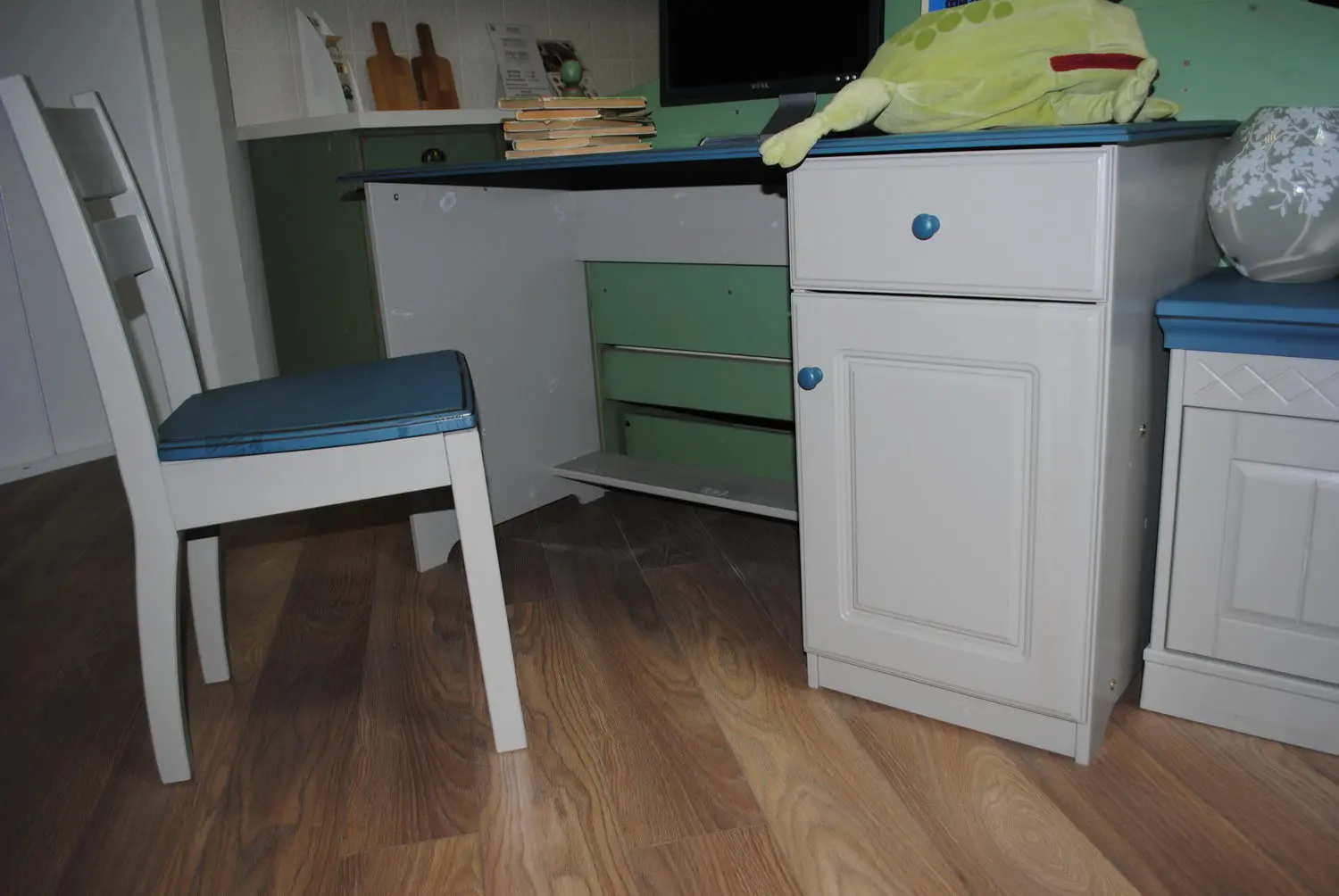 Стол Классик письменный с тумбой справа 1300*580*750