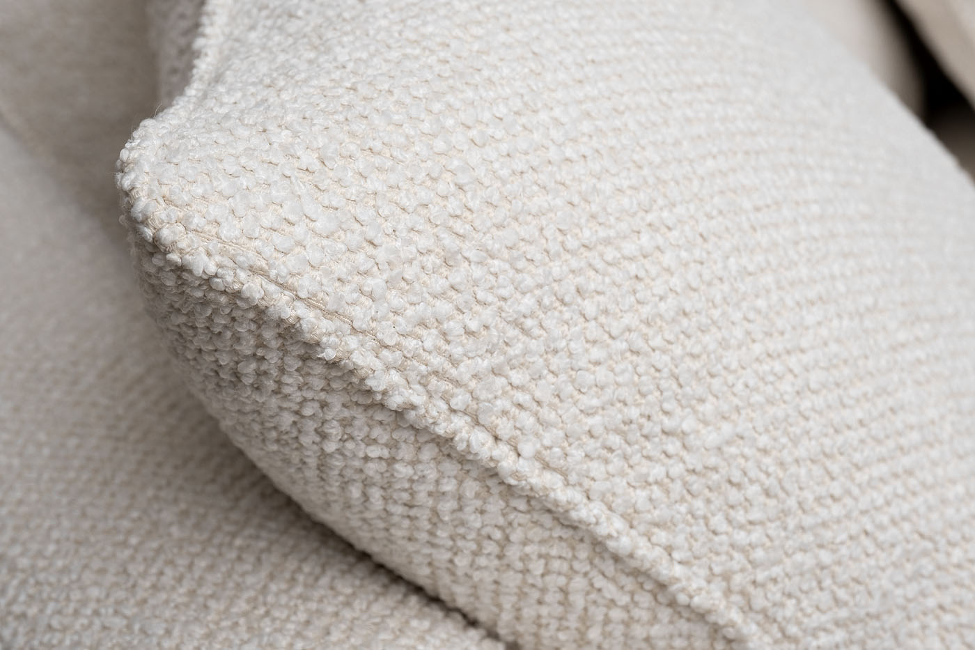 Диван Roberto трехместный, букле кремовый Flona SBEG